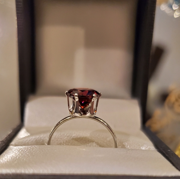1.2 Carat AAA zirconia garnet birthstone ring - Picture 5 of 6